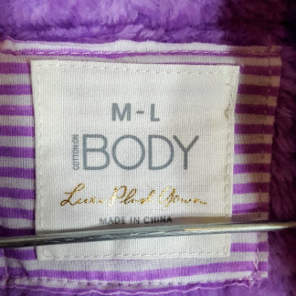 ModCloth Plush Lavender Short Hooded Robe sz M/L - Picture 3 of 7